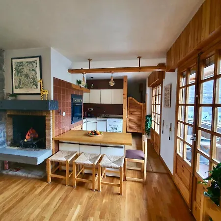 Iii Apartment *